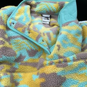 Like new north face pullover size L
